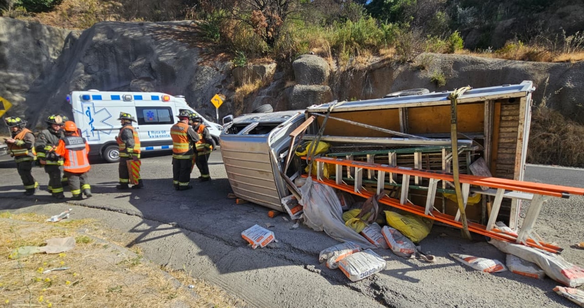 Tres lesionados tras volcamiento de camión en Ruta Las Palmas en dirección a Viña del Mar