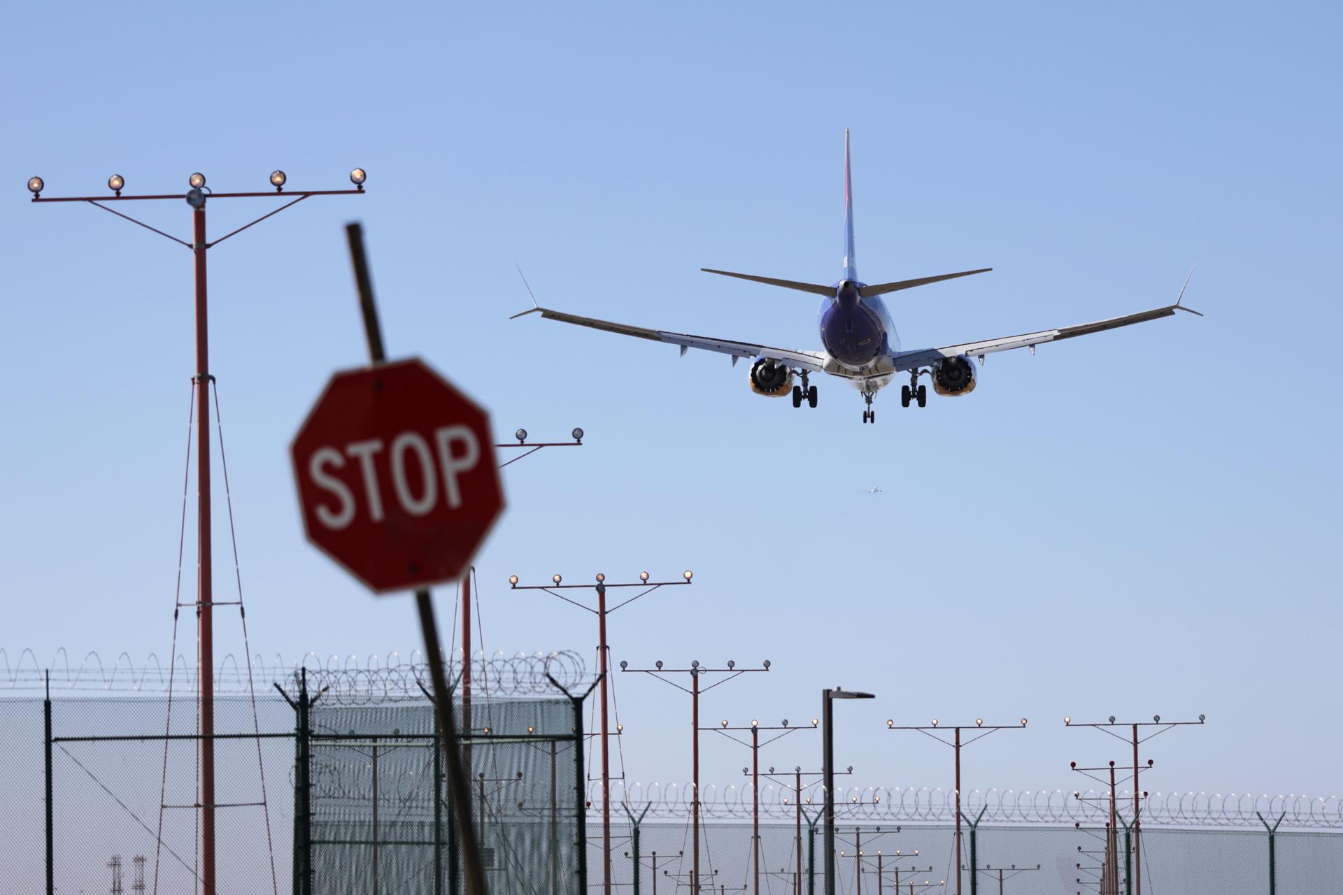 Un avión desciende para aterrizar en el Aeropuerto Internacional de Los Ángeles (LAX) en Los Ángeles, California