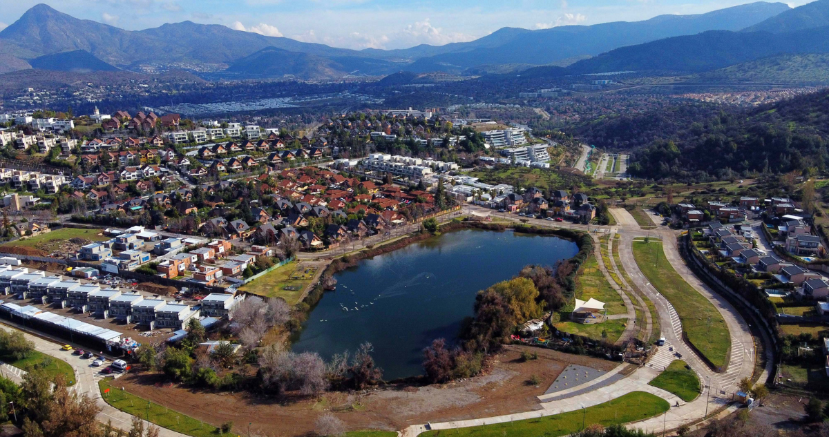 Imagen de contexto de humedal y viviendas