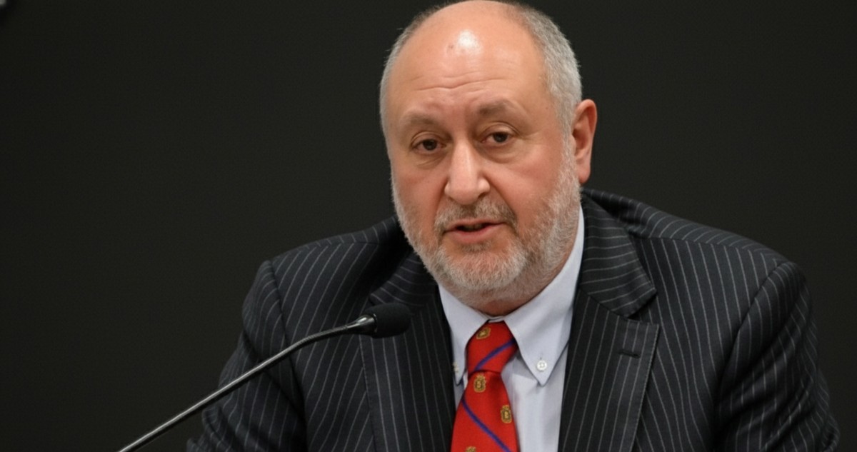 Cenas de lujo y contrato falso: la declaración de conservador que trianguló dinero en trama bielorrusa