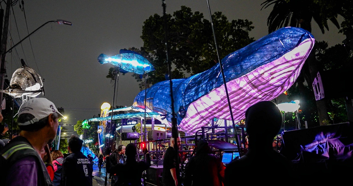 El pasacalle artístico “Océano” sumergió las calles de San Bernardo en un mundo submarino lleno de color, luz y conciencia ecológica.