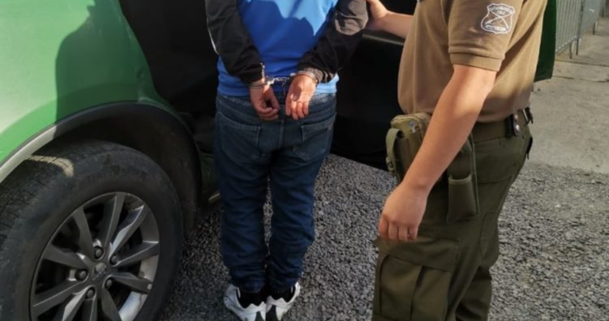 Le arrojó gas pimienta a Carabineros: detienen a sujeto por lanzar fuegos artificiales en Lota