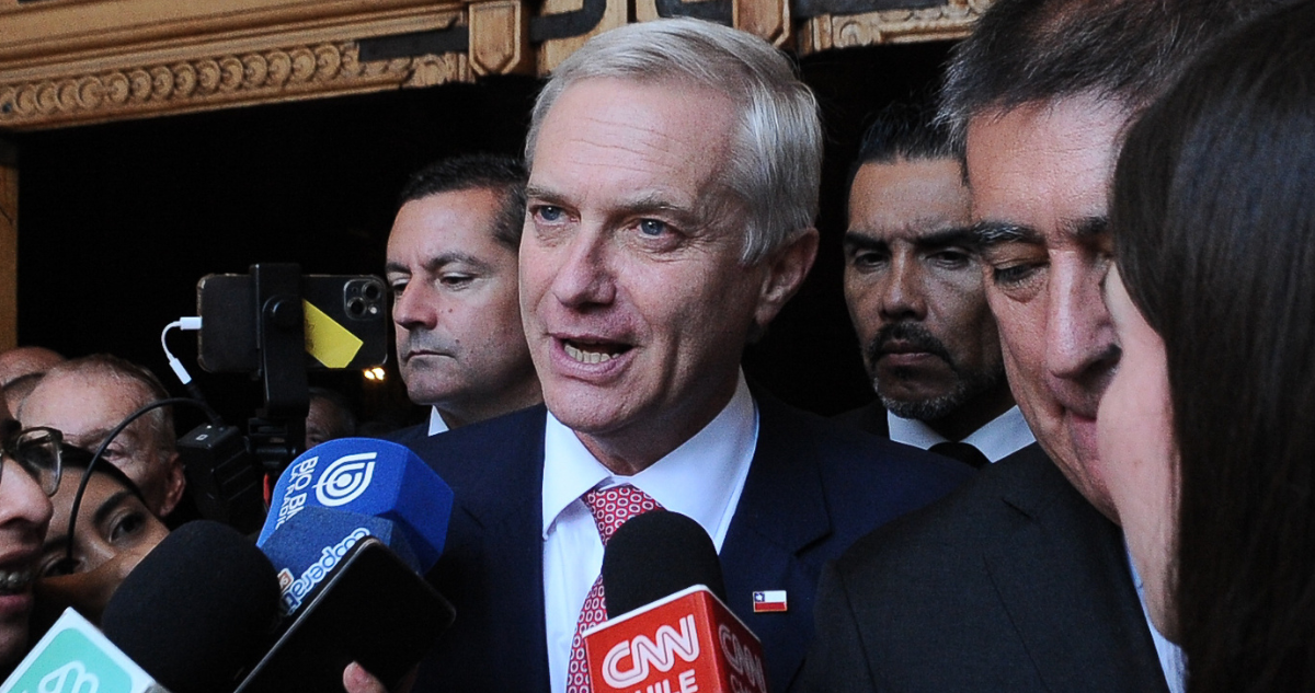 Kast dice que el Gobierno debe evaluar “amarre” de funcionarios públicos: No va en la línea correcta
