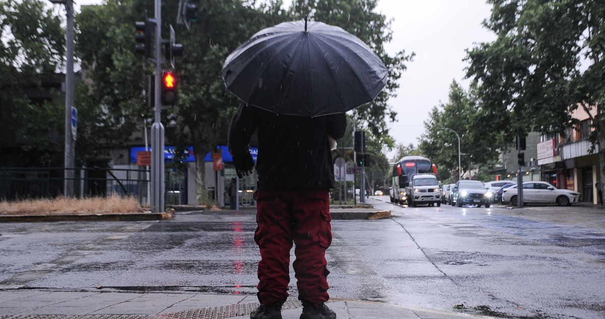 https://media.biobiochile.cl/wp-content/uploads/2025/12/a-votar-con-paraguas_-pronostican-lluvia-este-domingo-en-la-rm-durante-la-segunda-vuelta-presidenci.png