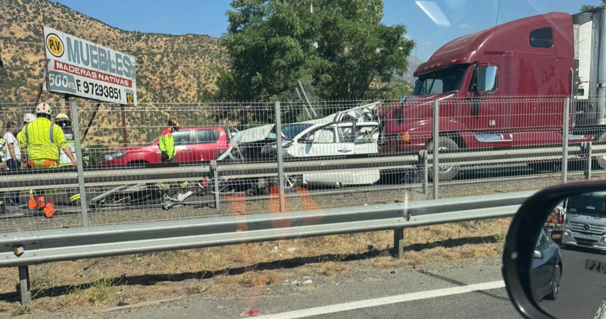 Accidente suspende tránsito en Ruta 5 Sur a la altura de Pelequén: 4 vehículos involucrados