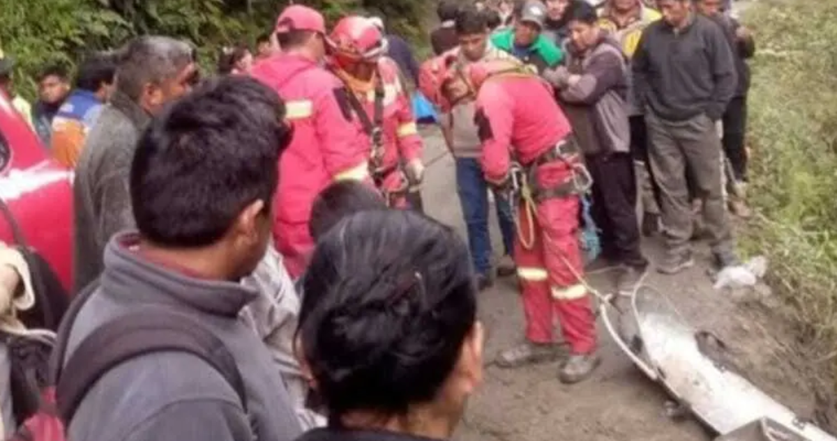 Al menos 8 fallecidos por caída de bus desde cerca de 150 metros en Bolivia