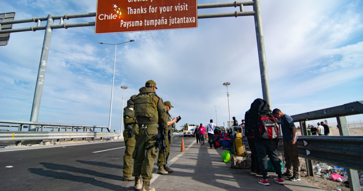 Carabineros refuerza control en ruta Arica-Chacalluta pese a que autoridades descartan alza migratoria