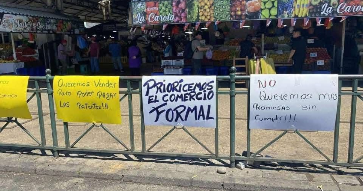 Locatarios de Feria Pinto de Temuco protesta por ola de comerciantes ilegales
