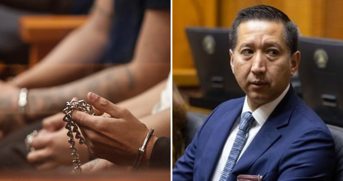 Durante este domingo se llevó a cabo la formalización del conductor de un camión de carga que protagonizó el sábado un fatal accidente en Villa Alemana y que terminó con la vida del Subprefecto de la PDI y Jefe de la Brigada Congreso Nacional de la institución, Rodrigo Carreño Rodríguez. El chófer fue formalizado por cuasidelito de homicidio y cuasidelito de lesiones graves. El fiscal de turno, Fernando Márquez, detalló que “se fijó un plazo de investigación de 150 días y se decretaron como medidas cautelares el arresto domiciliario nocturno, firma quincenal y arraigo nacional”. Recordemos que el siniestro ocurrido en el sector del Tranque Recreo, a la altura del kilómetro 24 de la ruta F50 Orozco, también dejó al hijo del funcionario policial, de 4 años, con lesiones de carácter reservado y fuera de riesgo vital. [LeeTambien]https://www.biobiochile.cl/noticias/nacional/region-de-valparaiso/2025/12/06/victima-que-fallecio-en-accidente-en-villa-alemana-es-el-jefe-de-la-brigada-congreso-nacional-de-pdi.shtml[/LeeTambien] Además, involucró al camión de carga y a tres vehículos menores, uno de los cuales era de Rodrigo Carreño. Ante este hecho, el presidente de la Cámara de Diputados, José Miguel Castro, manifestó su “profundo pesar ante la partida de un funcionario que durante años desempeñó con profesionalismo, compromiso y alto sentido del deber una labor de enorme responsabilidad al interior del Congreso Nacional”. “Contribuyó de manera decisiva a la seguridad de esta institución y de quienes trabajamos en ella”, agregó la autoridad.