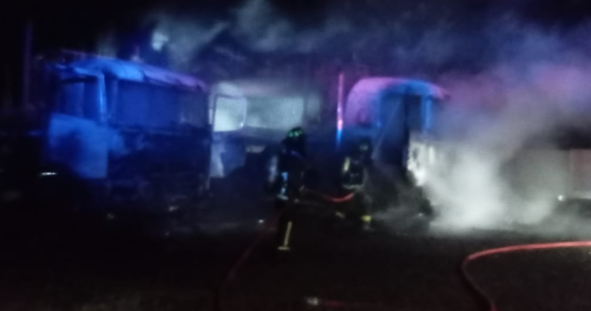 Nuevo ataque incendiario en la región de La Araucanía: quemaron dos camiones en Collipulli