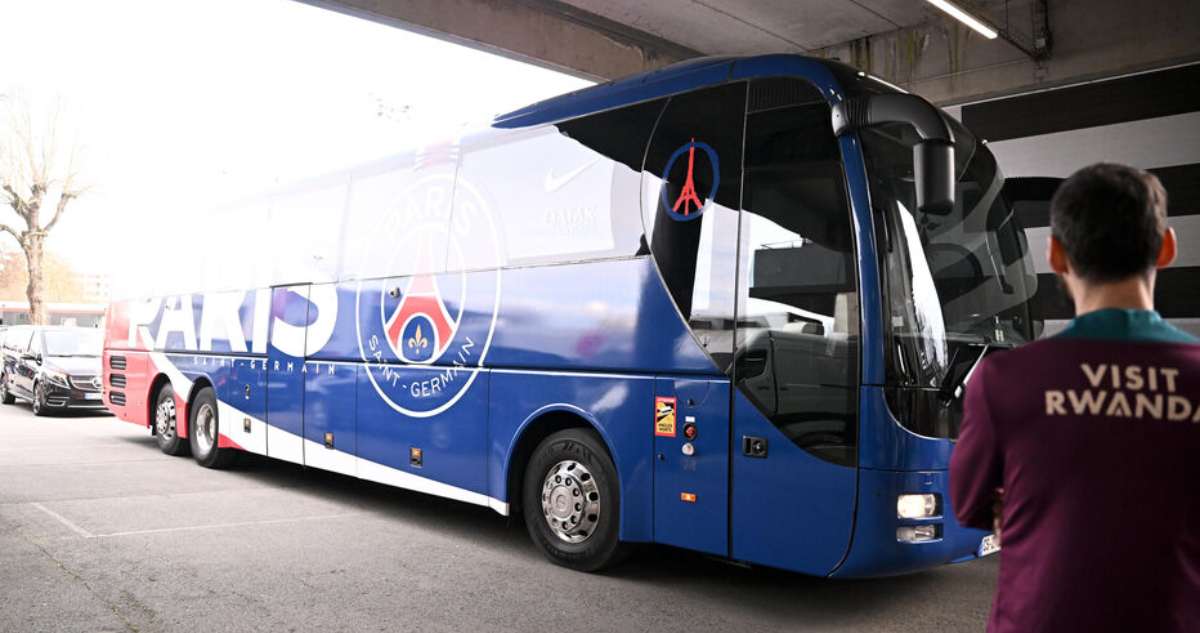 Dos detenidos: atacan a pedradas autobús del PSG antes de dejar España tras duelo de Champions League