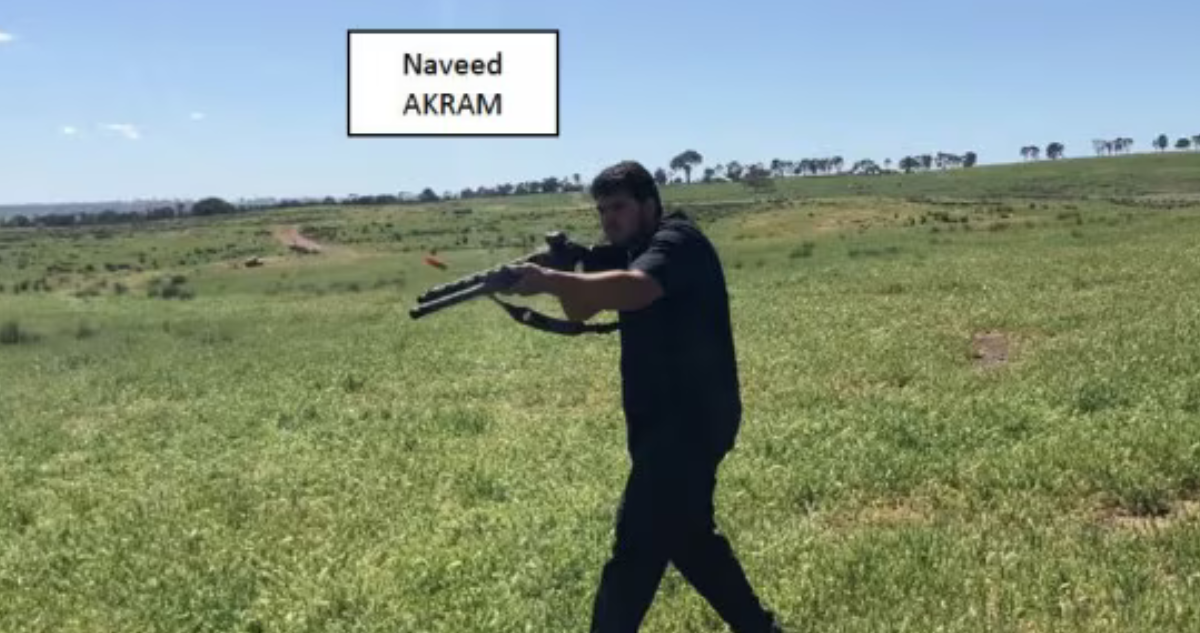 Naveed Akram disparando 