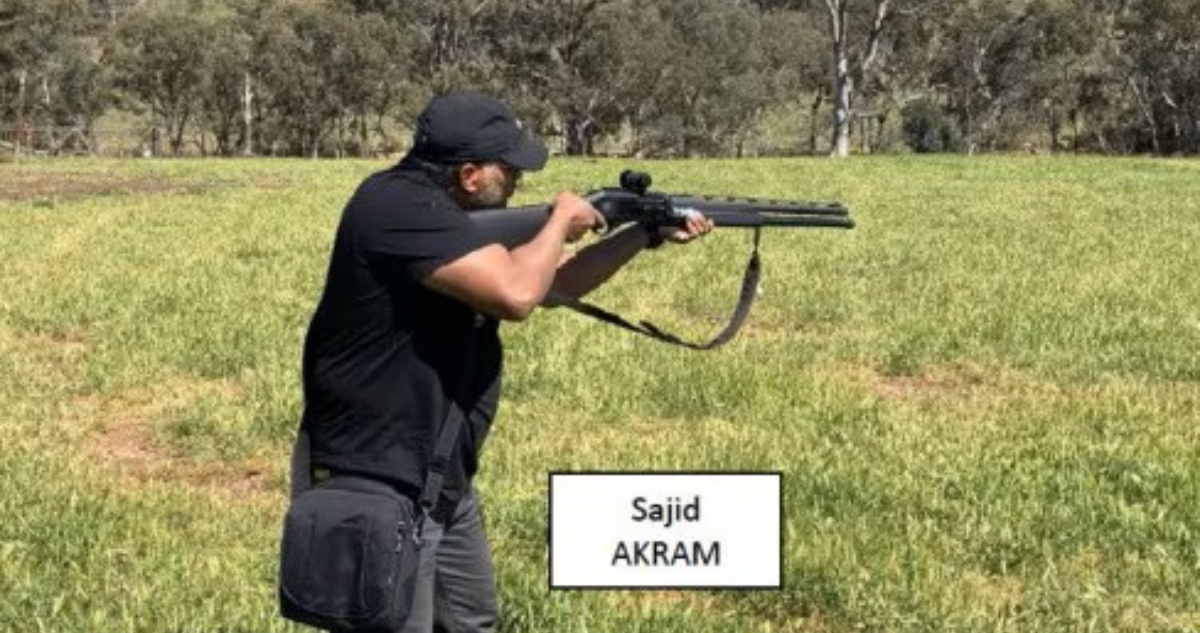 Sajid Akram dispara armas de fuego