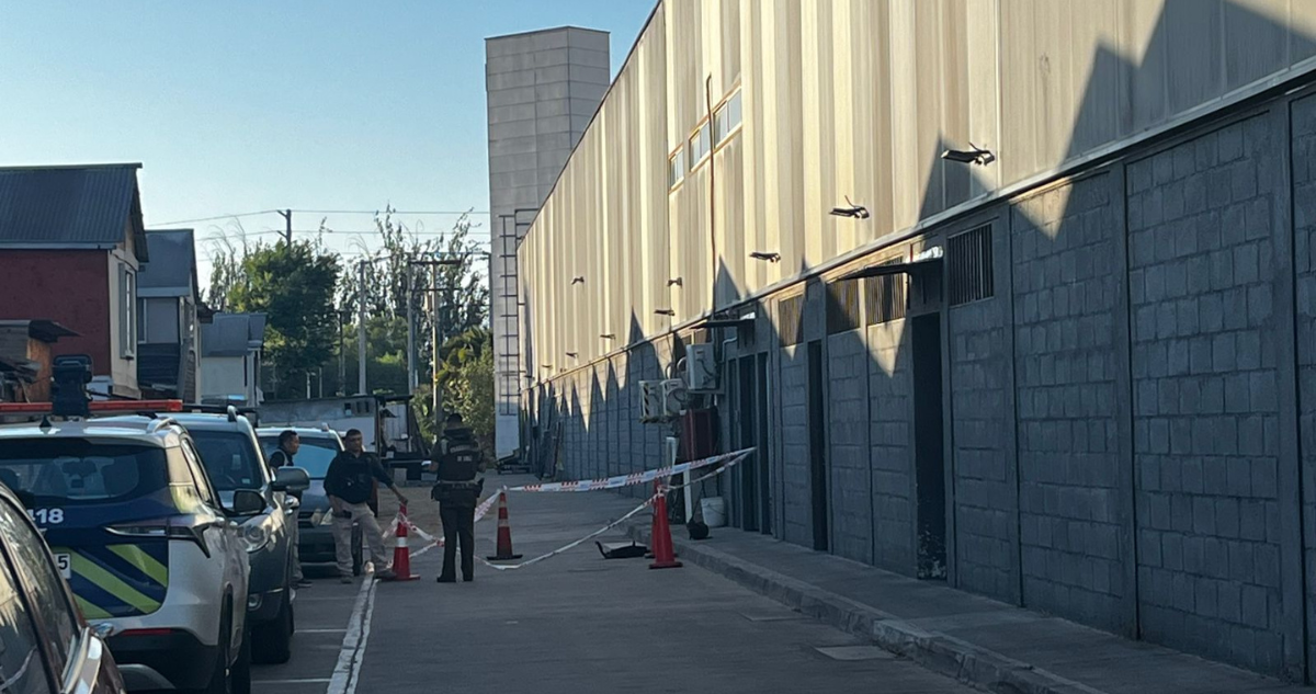 Balacera afuera del Midmall de Maipú deja a dos guardias heridos.