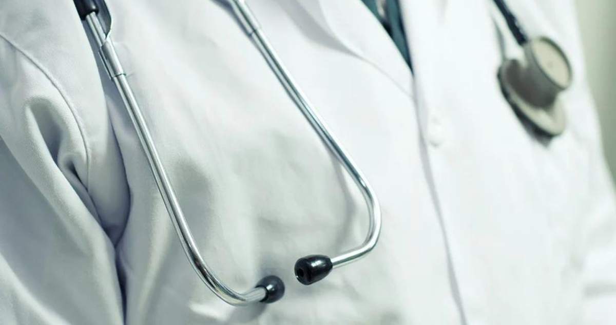 Temuco: médico acusado de abusar sexualmente a 12 mujeres recibe 50% de su sueldo hace más de un año