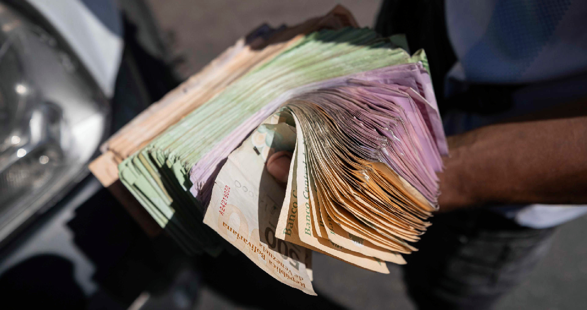 La moneda de Venezuela, el bolívar, cierra el 2025 con una devaluación del 82,7% frente al dólar