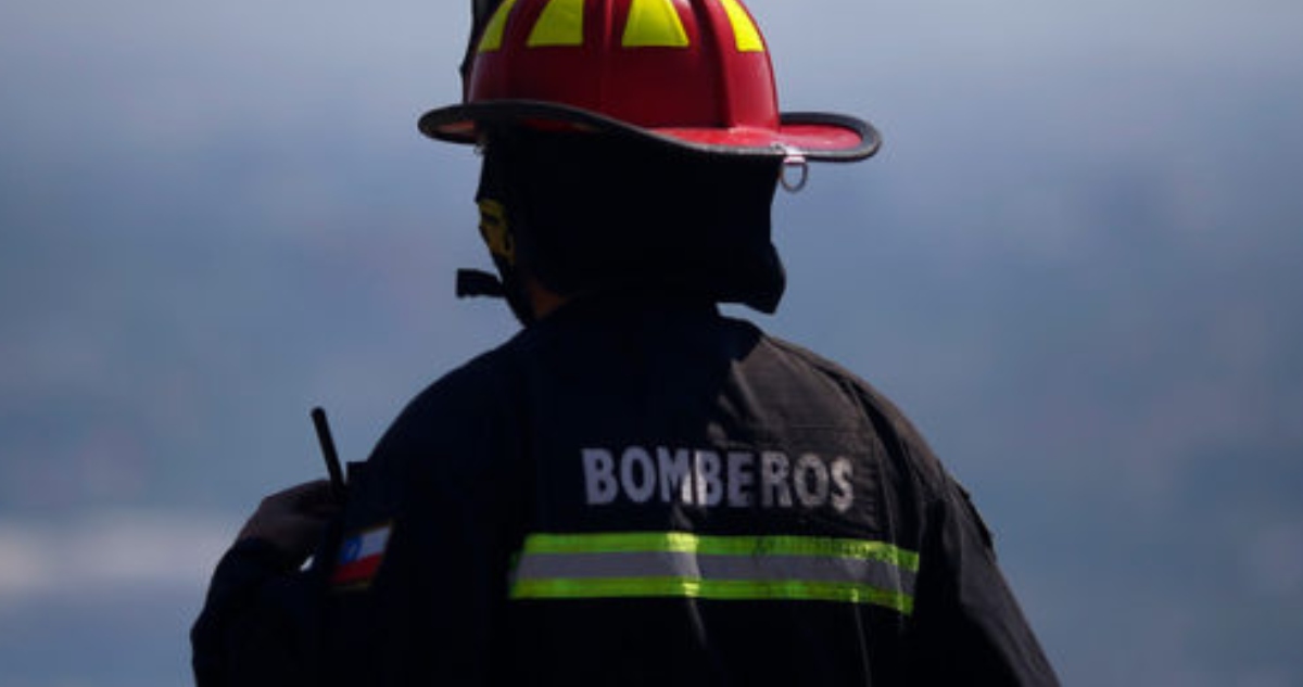 https://media.biobiochile.cl/wp-content/uploads/2025/12/bombero-detenido-incendio.jpg