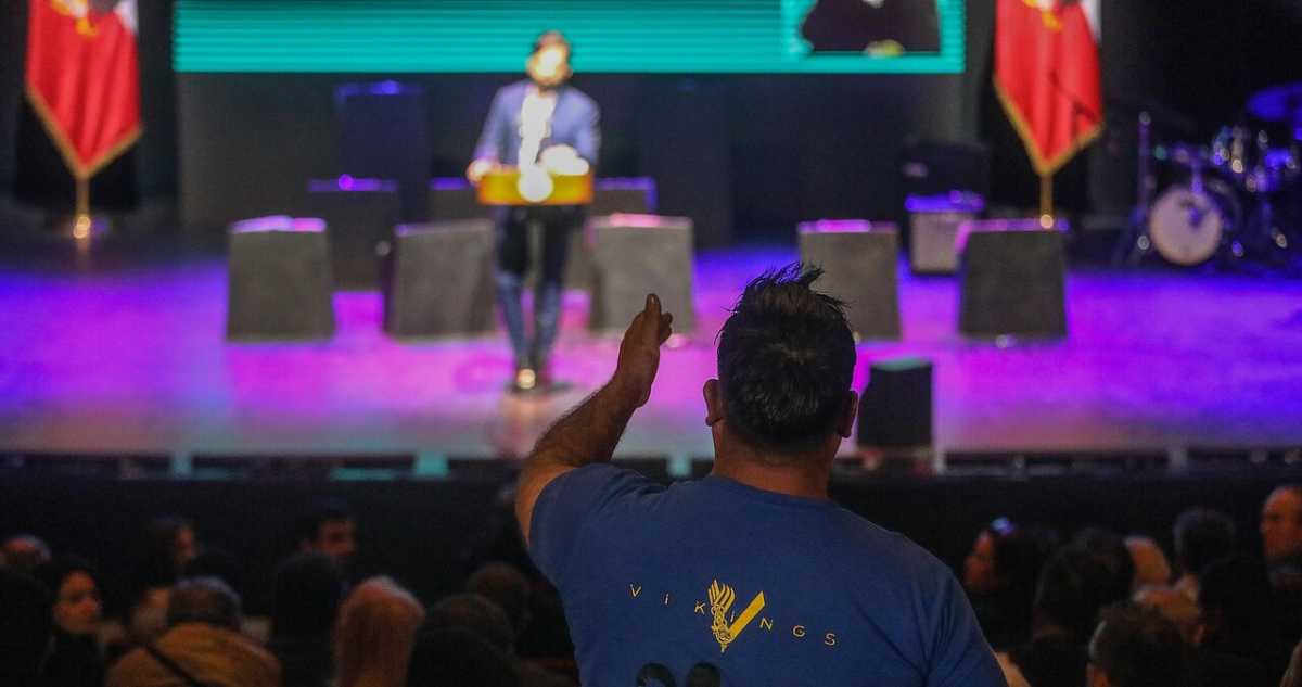 Hombre increpa al presidente Boric en actividad del INDH: “Usted le falló a los niños en Chile”