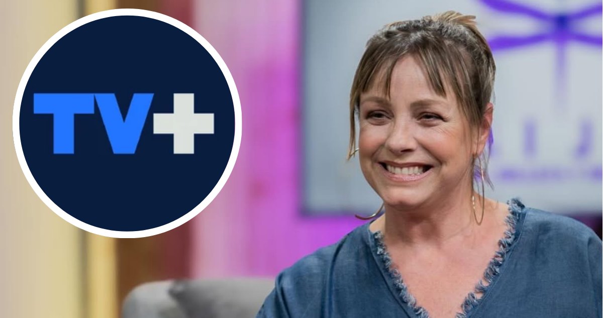 Claudia Conserva y logo de TV+