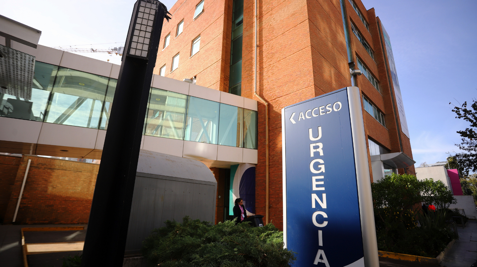 Cámara aprueba legislar proyecto que prohíbe cobros de estacionamiento en clínicas y hospitales