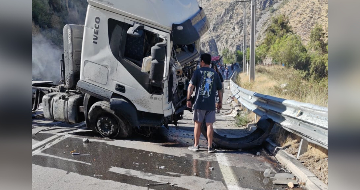 Camión termina volcado e interrumpe tránsito en camino internacional en Los Andes