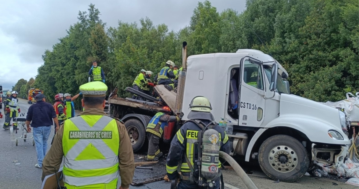 Colisión de dos camiones en Ruta 5 a la altura de Paillaco deja una persona en estado crítico