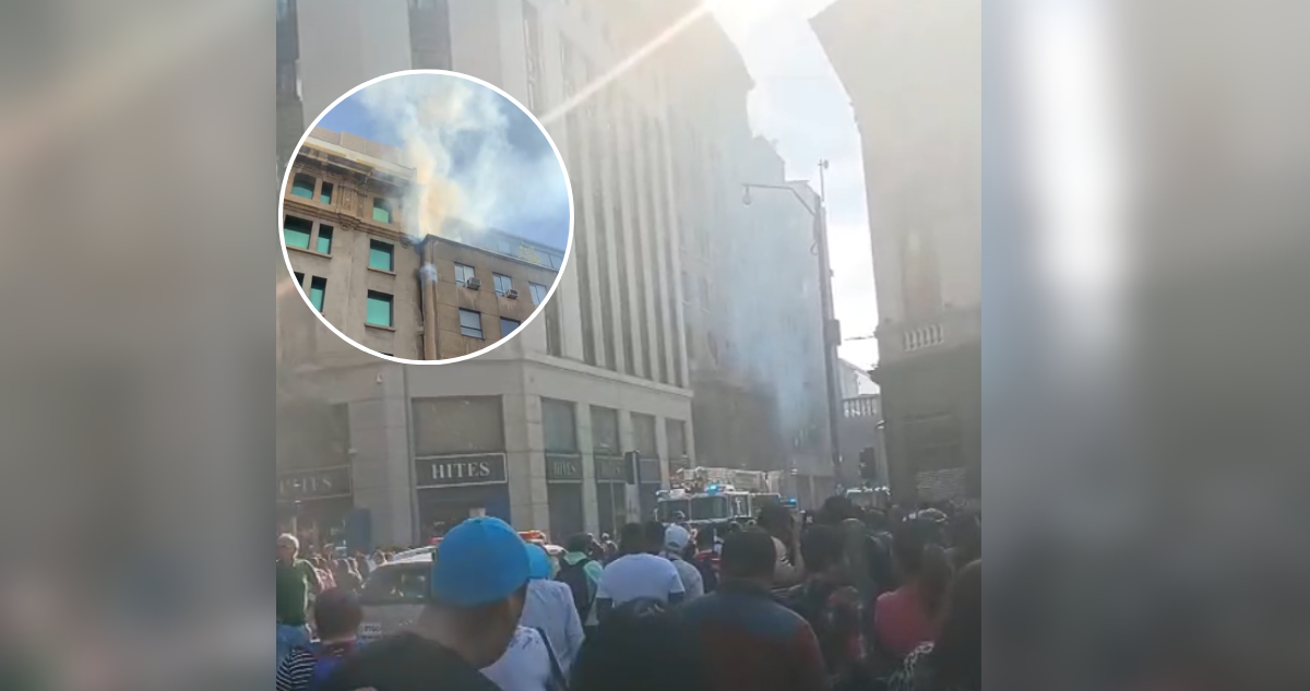 Reportan incendio en edificio en pleno centro de Santiago