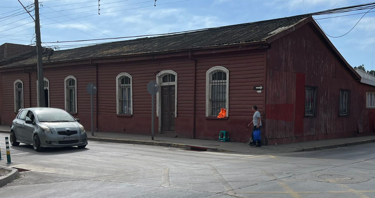 Municipalidad de Lota planifica demoler parcialmente casa que obstruye visión de cruce vial