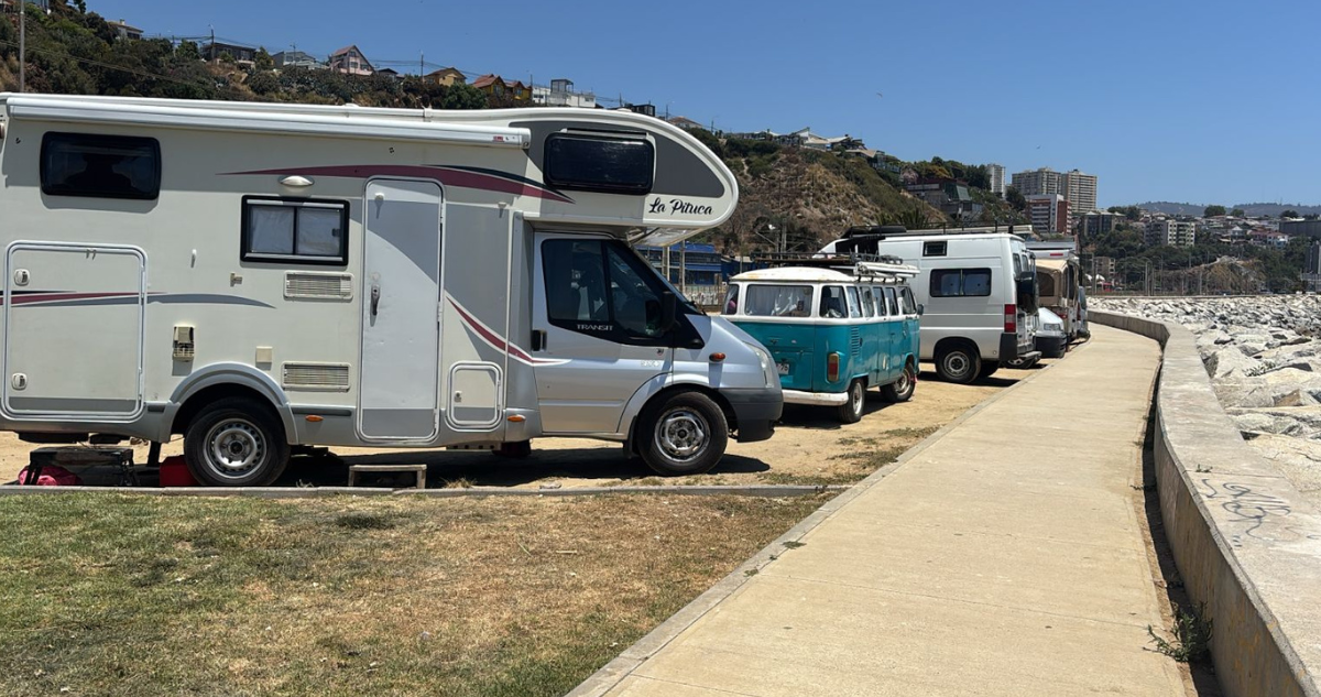 Guardando lugar: casas rodantes se “toman” borde costero de Valparaíso a 2 días de Año Nuevo en el Mar