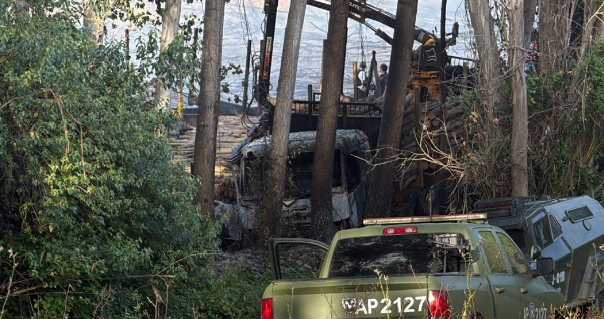 Reportan atentado incendiario en Nueva Imperial: tres camiones de empresa forestal fueron quemados