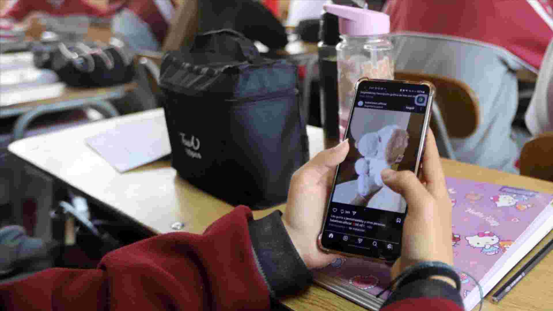 Ley restringe celulares en colegios: Experto destaca beneficios y riesgos para niños y adolescentes