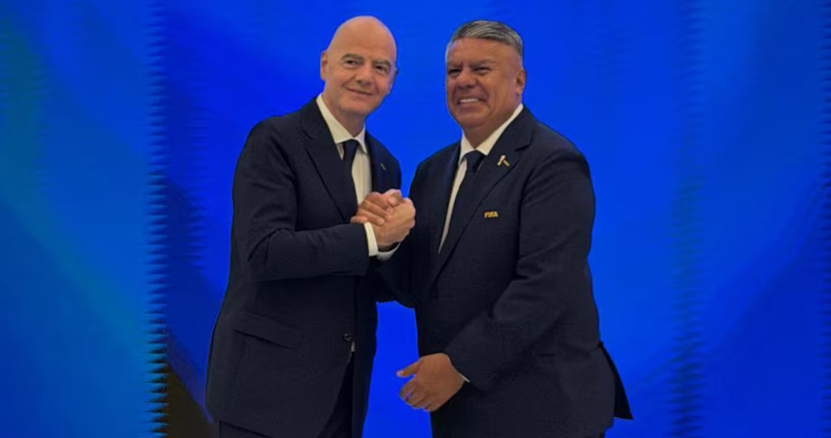 Chiqui Tapia junto a Gianni Infantino
