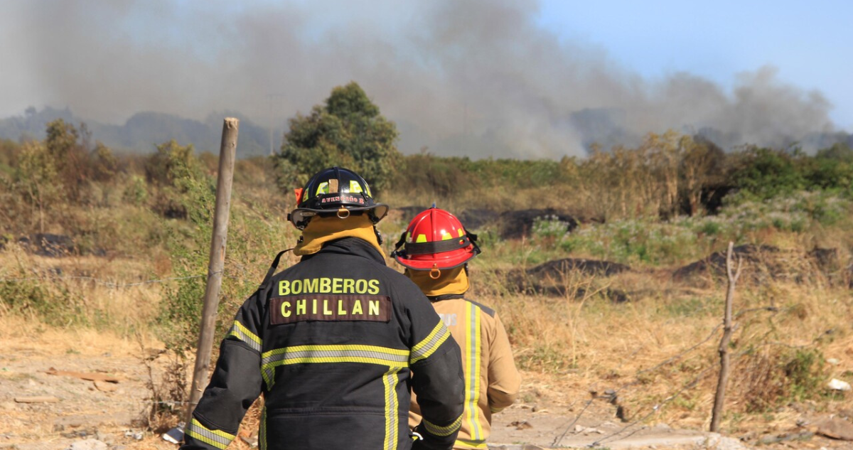 https://media.biobiochile.cl/wp-content/uploads/2025/12/choque-origino-incendio-forestal-en-chillan-sectores-aledanos-se-encuentran-sin-suministro-electrico.png