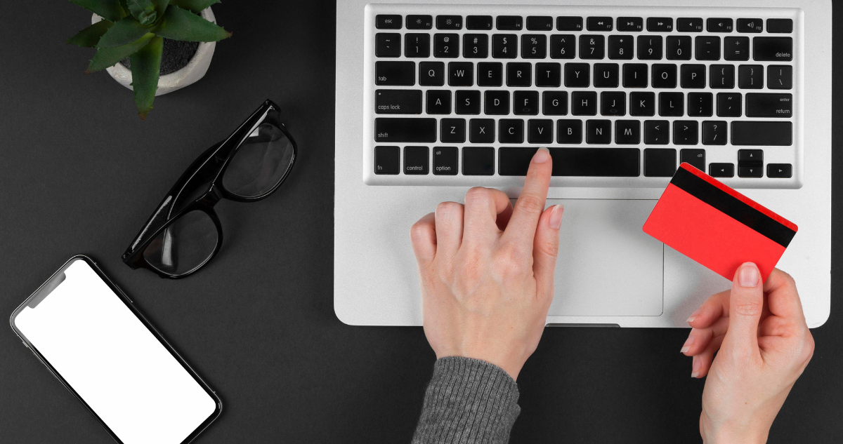 Persona utilizando su tarjeta bancaria digitalmente