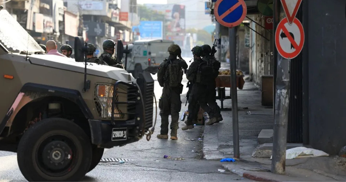 Tropas israelíes toman posiciones durante una operación militar en la ciudad de Nablus