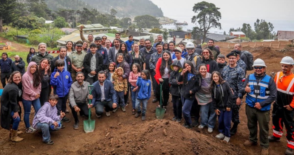 Establecimiento fue destruido por tsunami en 2010: ponen primera piedra de colegio en Juan Fernández