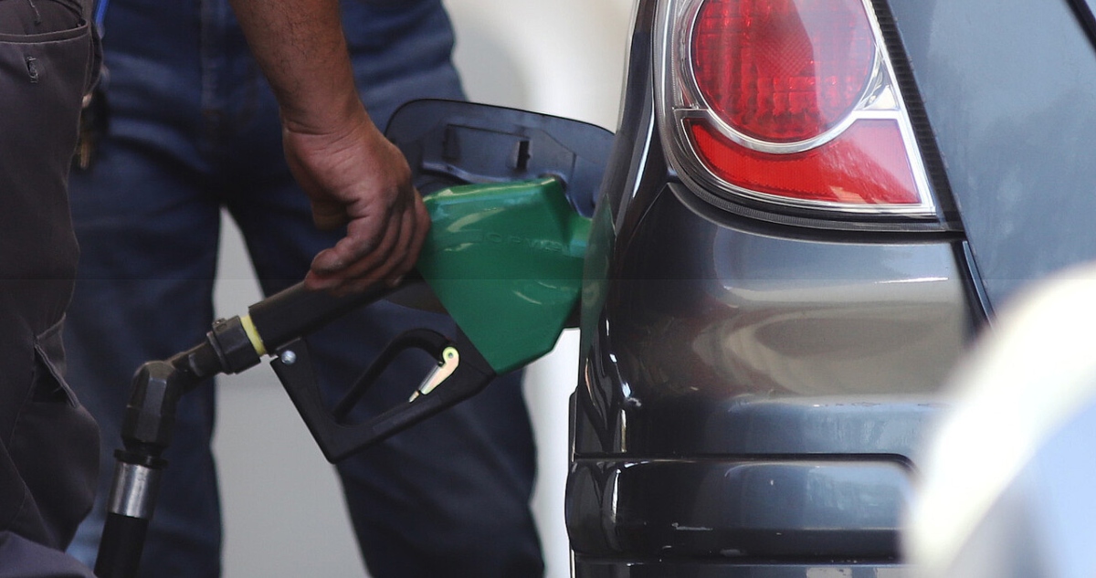¿Un alivio para el bolsillo en verano? Proyectan que precio de combustibles tendrá tendencia a la baja
