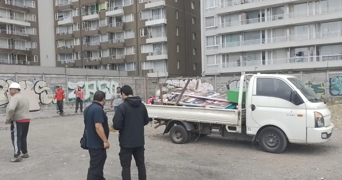 Municipio desalojó rucos en terreno de Concepción, pero volvieron a instalar carpas en la misma zona