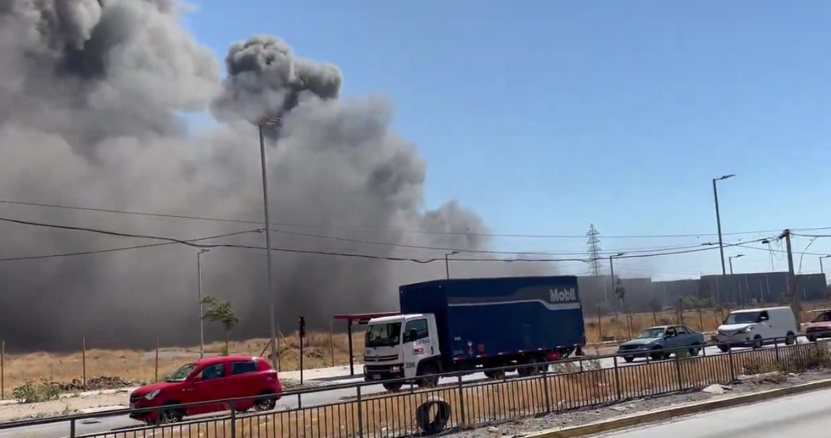 Delegado provincial descarta riesgo químico en gigantesco incendio de bodegas en San Bernardo