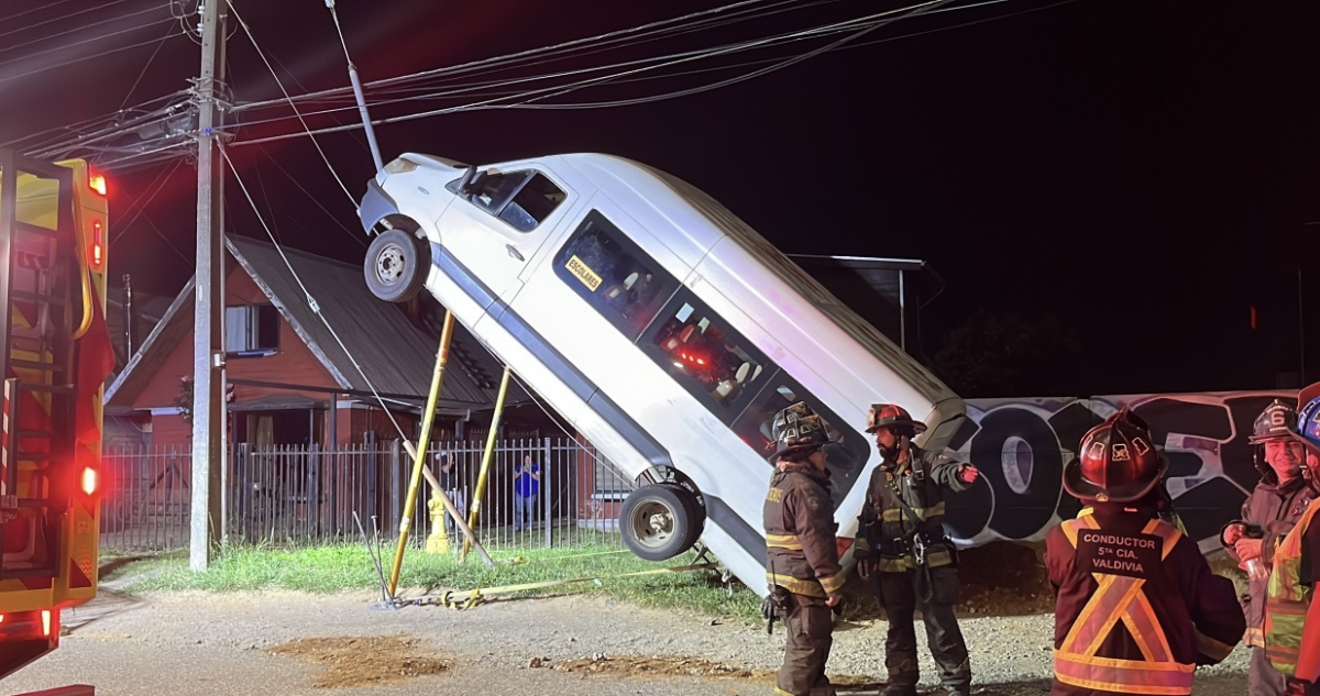 Furgón escolar queda "colgando" de poste del tendido eléctrico tras accidente en Valdivia