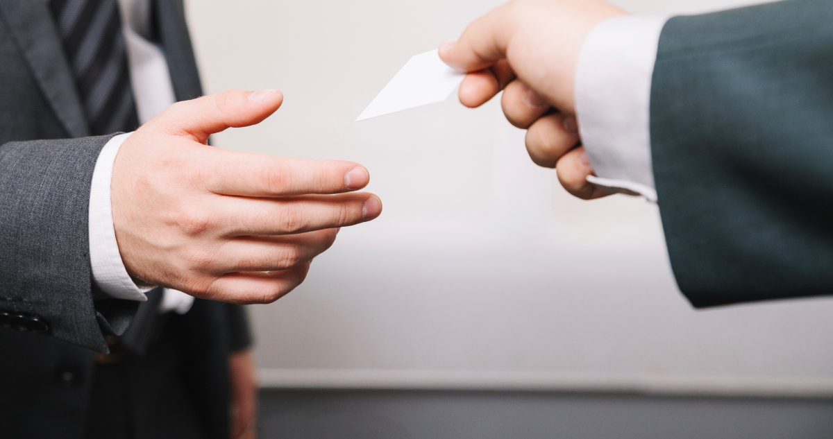 Foto de contexto de hombre intercambiando una tarjeta