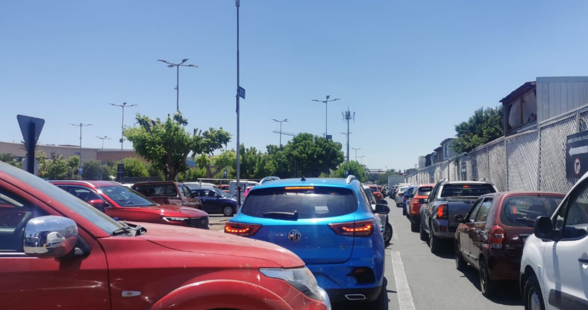 Reportan alta aglomeración en el Mall Arauco Maipú: personas llevan más de dos horas sin avanzar