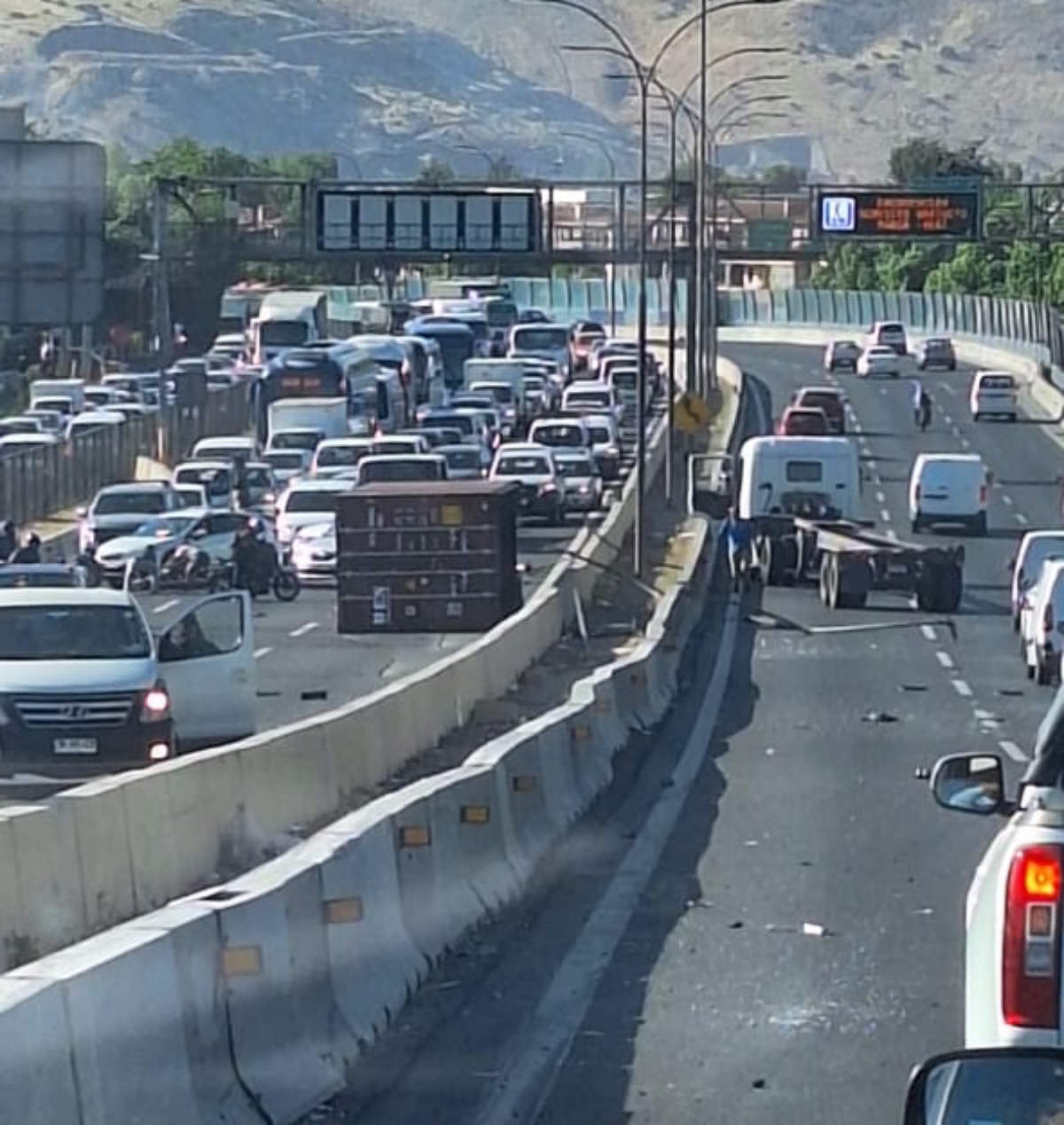 Registran el momento exacto en que se volcó el contenedor de un camión en la Ruta 5