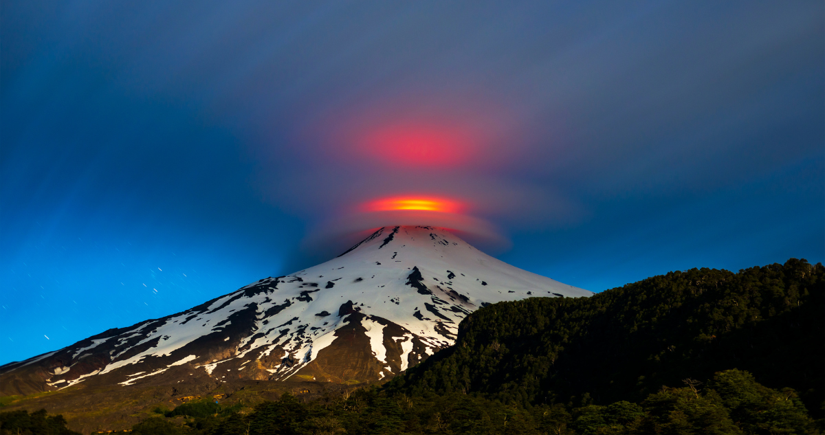 https://media.biobiochile.cl/wp-content/uploads/2025/12/contraloria-revela-debil-monitoreo-del-volcan-villarrica-15-mil-edificaciones-en-zona-de-alto-riesgo.png