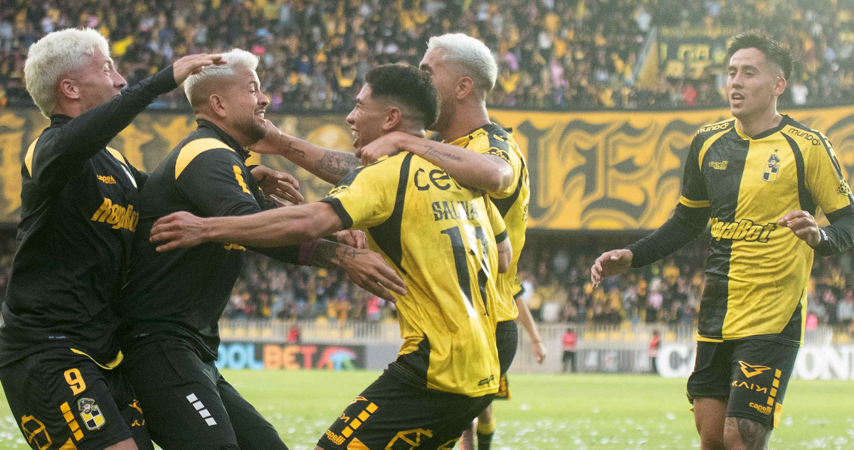 Coquimbo Unido festeja gol en Liga de Primera