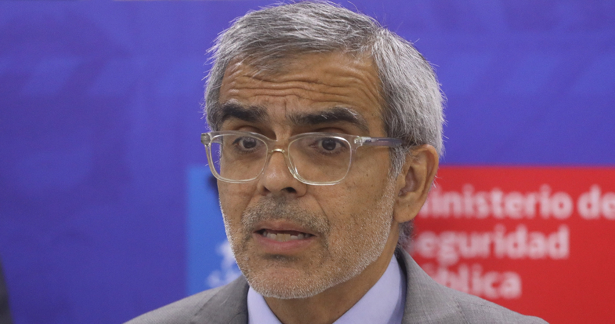 El ministro de Seguridad Pública revela cuál es el tipo de perfil de los adultos que participan en disturbios en liceos de Santiago.