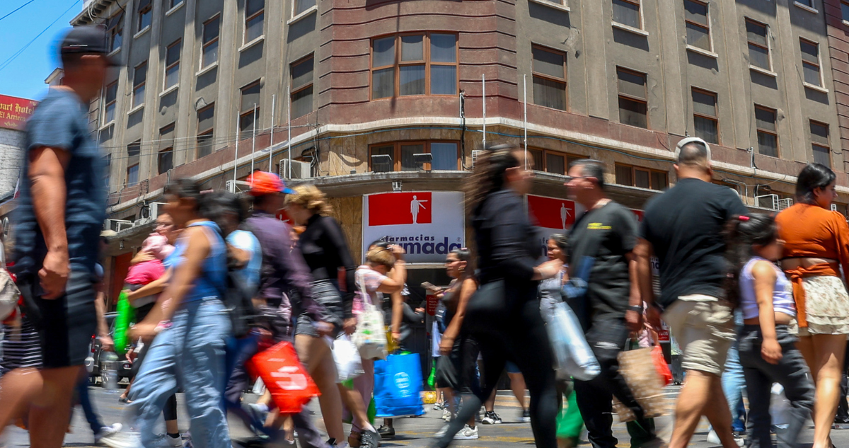 Foto de contexto de personas caminando por la calle