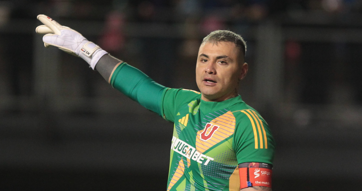 Cristóbal Campos en partido a beneficio con camiseta de La U