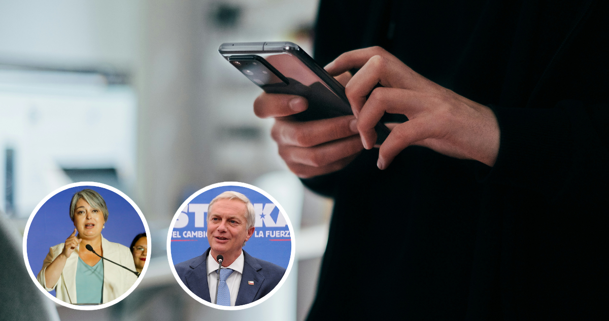 Persona mirando su celular y fotografías de Kast y Jara