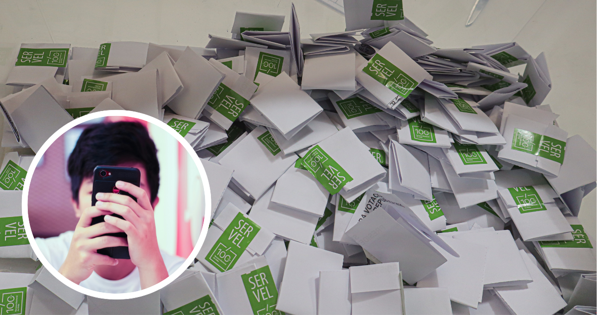 Persona mirando su celular y foto de fondo de votos